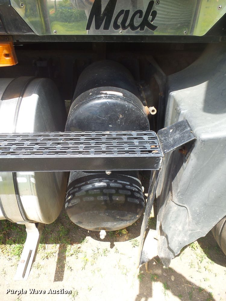 image for item DX9218 2005 Mack CXN613 semi truck