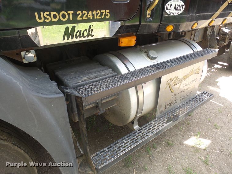 image for item DX9218 2005 Mack CXN613 semi truck