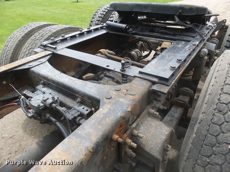 image for item DX9218 2005 Mack CXN613 semi truck