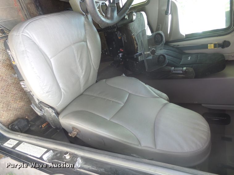 image for item DX9218 2005 Mack CXN613 semi truck