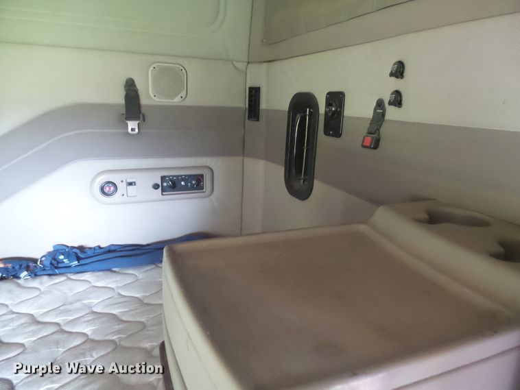 image for item DX9218 2005 Mack CXN613 semi truck