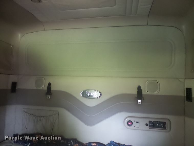 image for item DX9218 2005 Mack CXN613 semi truck