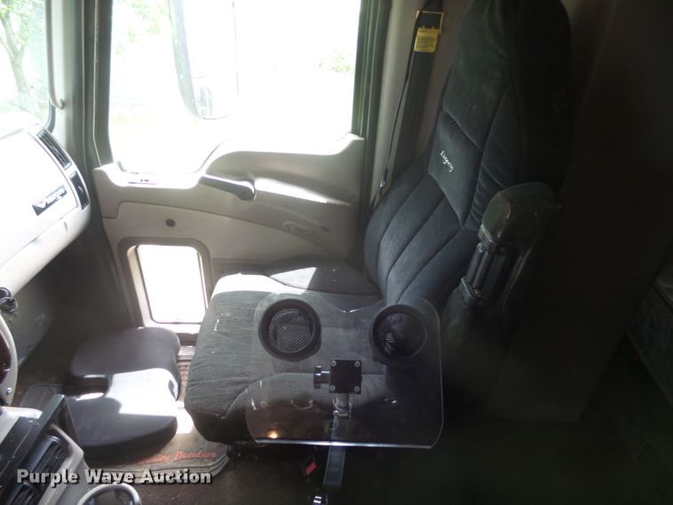 image for item DX9218 2005 Mack CXN613 semi truck