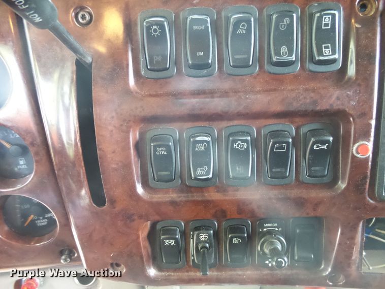 image for item DX9218 2005 Mack CXN613 semi truck