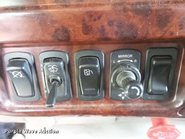 image for item DX9218 2005 Mack CXN613 semi truck