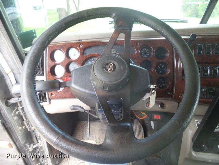 image for item DX9218 2005 Mack CXN613 semi truck