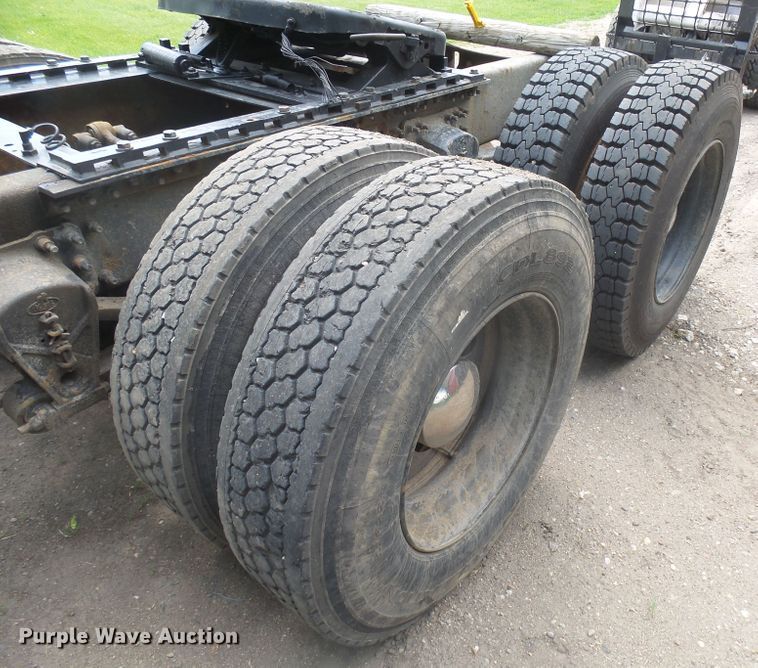 image for item DX9218 2005 Mack CXN613 semi truck