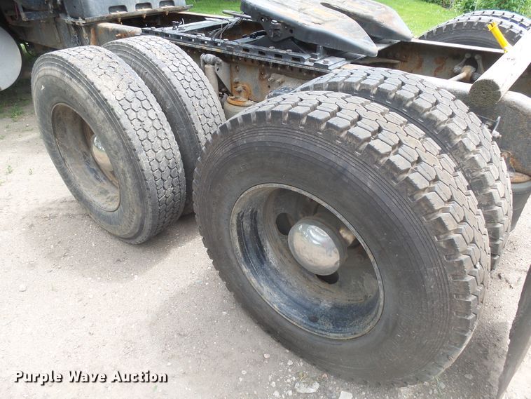 image for item DX9218 2005 Mack CXN613 semi truck