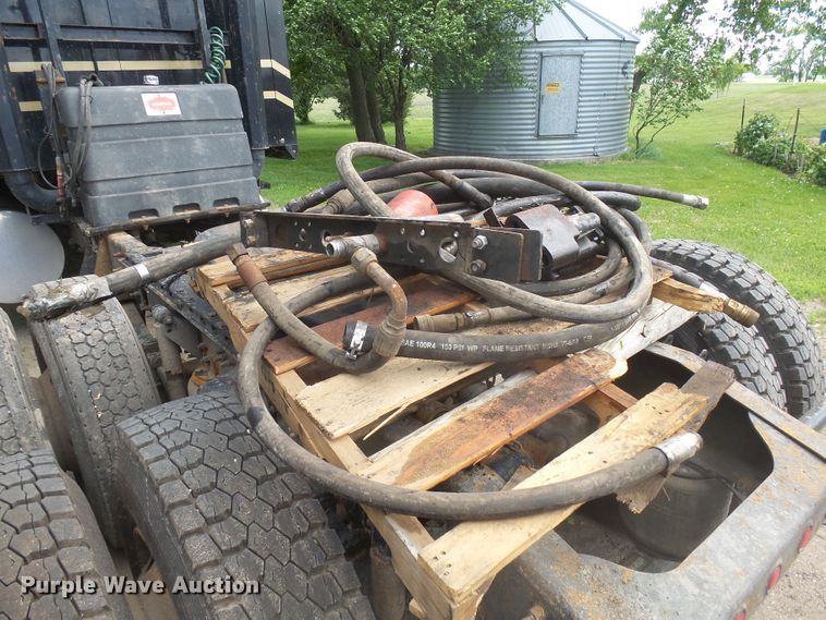 image for item DX9218 2005 Mack CXN613 semi truck