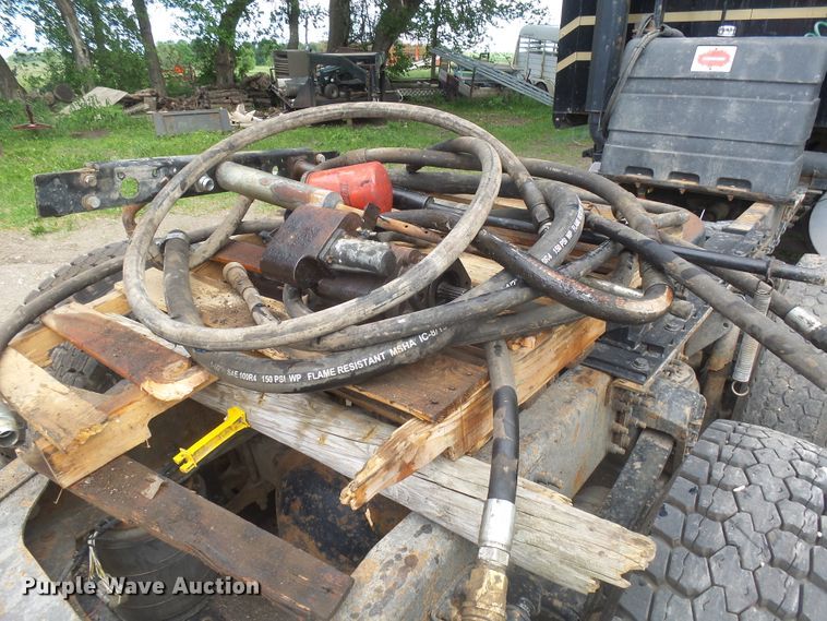 image for item DX9218 2005 Mack CXN613 semi truck