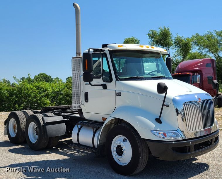 image for item EL9831 2013 International TranStar 8600  semi truck