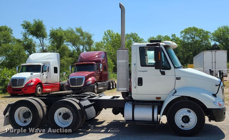 image for item EL9831 2013 International TranStar 8600  semi truck
