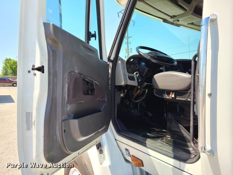 image for item EL9831 2013 International TranStar 8600  semi truck