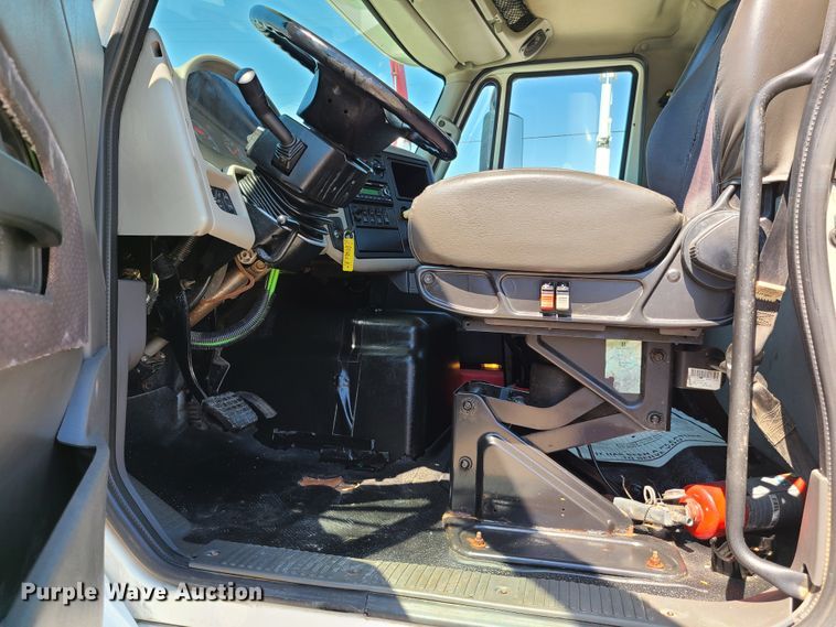 image for item EL9831 2013 International TranStar 8600  semi truck