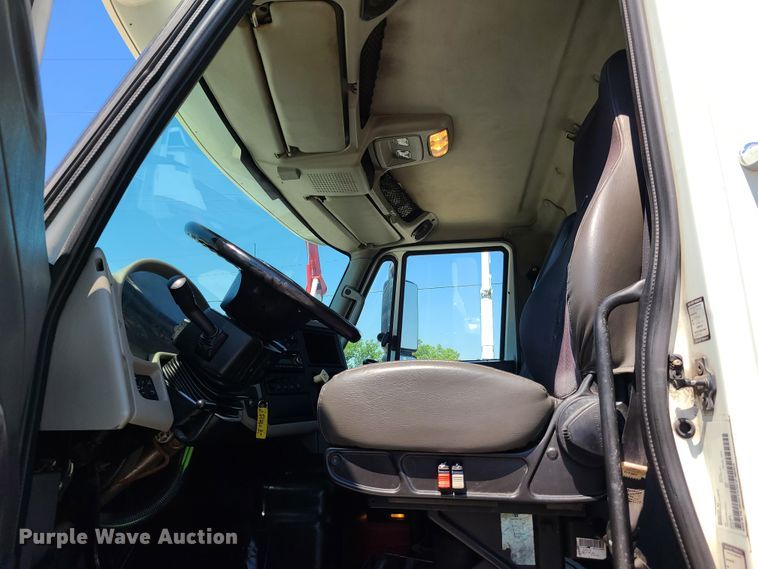 image for item EL9831 2013 International TranStar 8600  semi truck