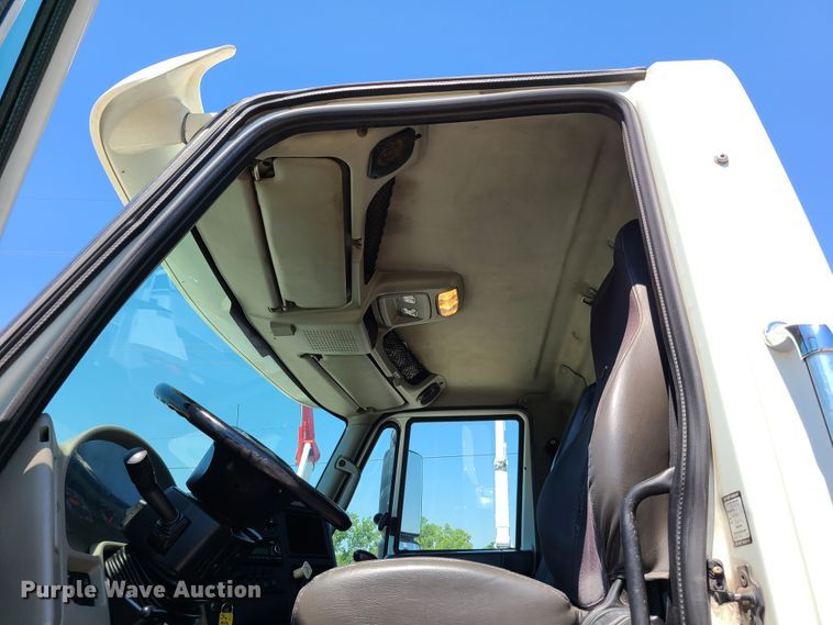 image for item EL9831 2013 International TranStar 8600  semi truck