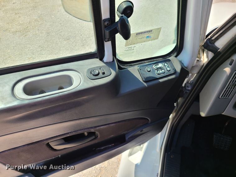 image for item EL9831 2013 International TranStar 8600  semi truck