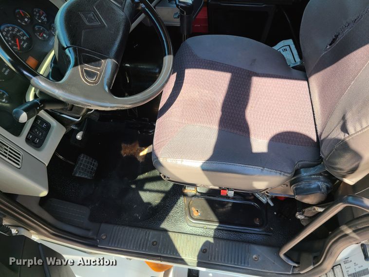 image for item EL9831 2013 International TranStar 8600  semi truck