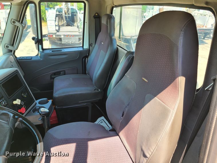 image for item EL9831 2013 International TranStar 8600  semi truck