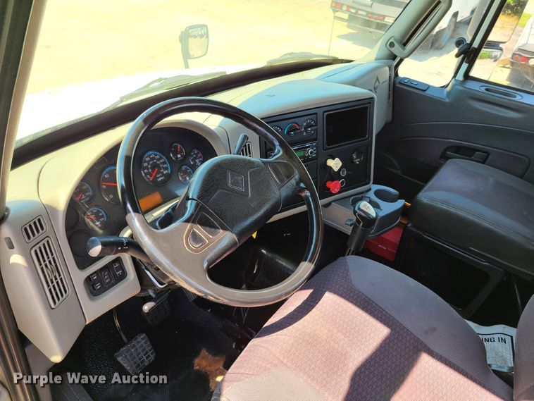 image for item EL9831 2013 International TranStar 8600  semi truck