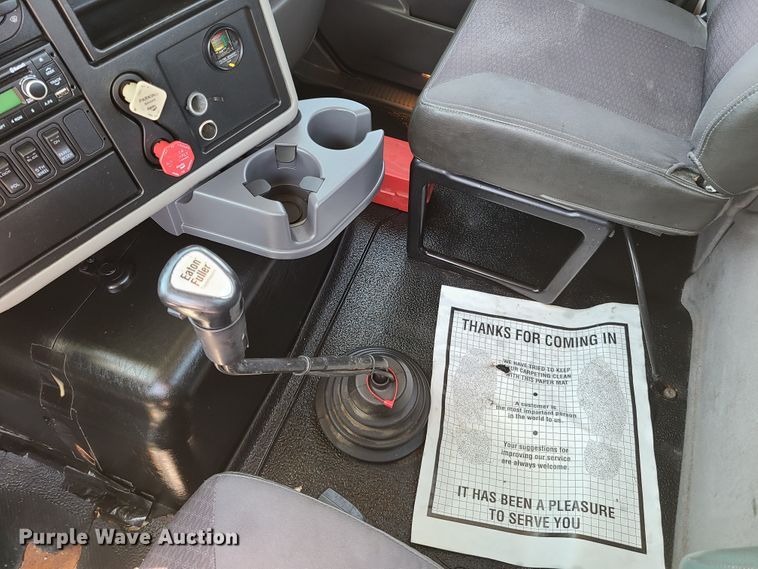 image for item EL9831 2013 International TranStar 8600  semi truck