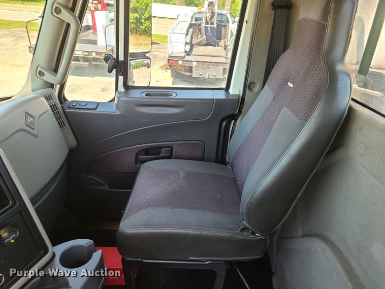 image for item EL9831 2013 International TranStar 8600  semi truck