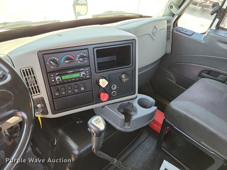 image for item EL9831 2013 International TranStar 8600  semi truck