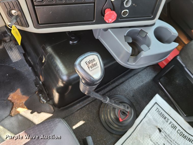 image for item EL9831 2013 International TranStar 8600  semi truck