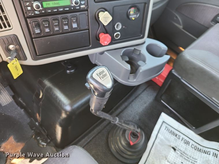 image for item EL9831 2013 International TranStar 8600  semi truck