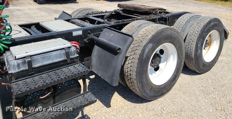 image for item EL9831 2013 International TranStar 8600  semi truck