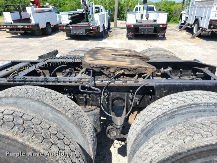 image for item EL9831 2013 International TranStar 8600  semi truck