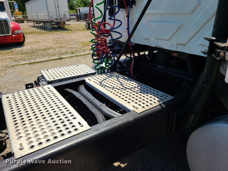 image for item EL9831 2013 International TranStar 8600  semi truck