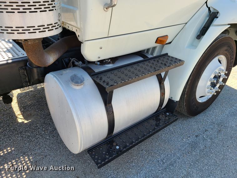 image for item EL9831 2013 International TranStar 8600  semi truck