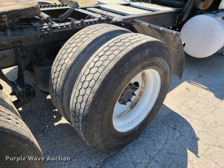 image for item EL9831 2013 International TranStar 8600  semi truck