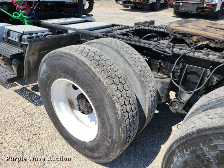 image for item EL9831 2013 International TranStar 8600  semi truck