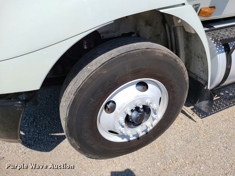 image for item EL9831 2013 International TranStar 8600  semi truck