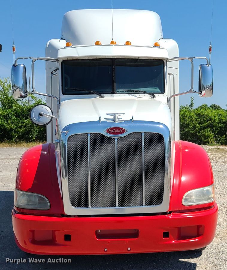image for item EL9832 2013 Peterbilt 386  semi truck