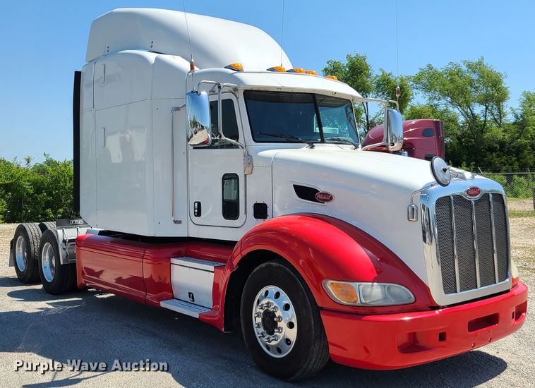 image for item EL9832 2013 Peterbilt 386  semi truck