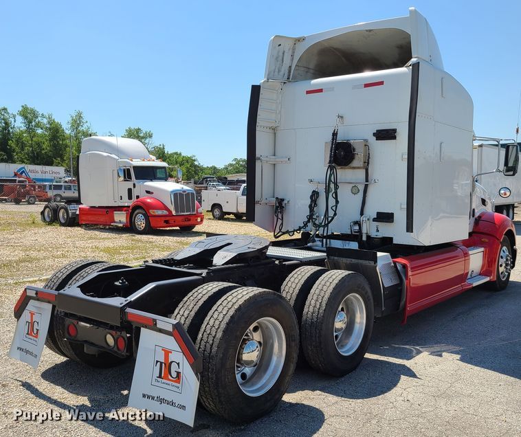 image for item EL9832 2013 Peterbilt 386  semi truck