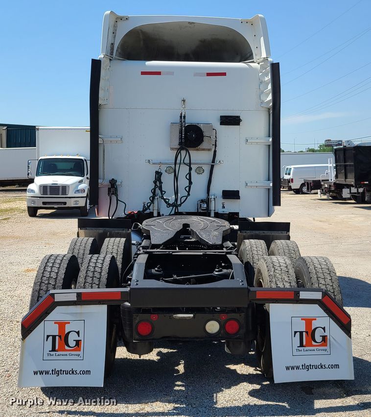 image for item EL9832 2013 Peterbilt 386  semi truck