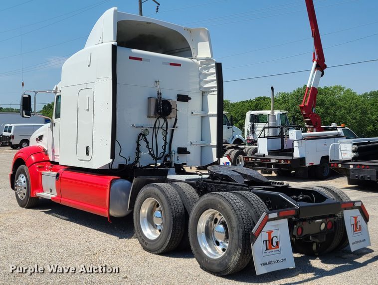 image for item EL9832 2013 Peterbilt 386  semi truck