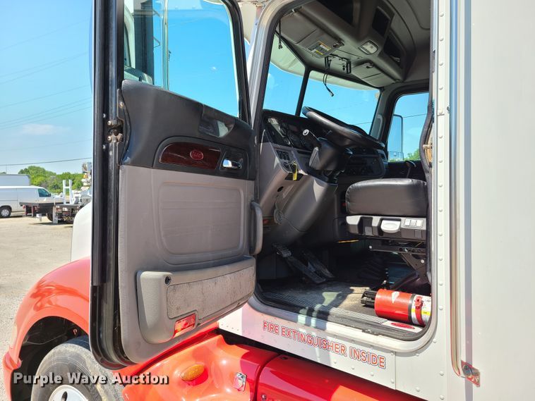 image for item EL9832 2013 Peterbilt 386  semi truck