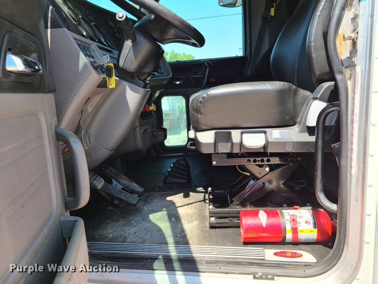 image for item EL9832 2013 Peterbilt 386  semi truck