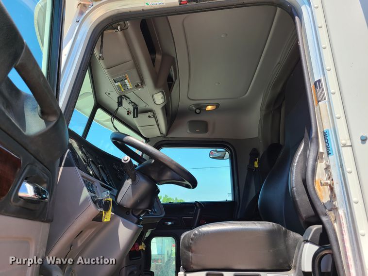 image for item EL9832 2013 Peterbilt 386  semi truck