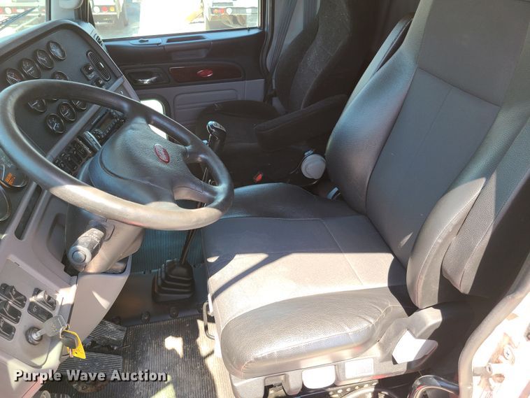 image for item EL9832 2013 Peterbilt 386  semi truck