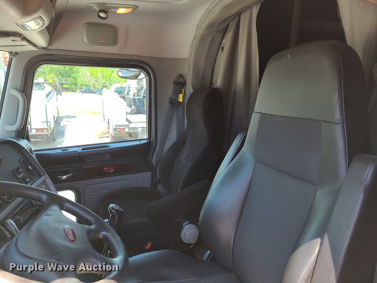 image for item EL9832 2013 Peterbilt 386  semi truck