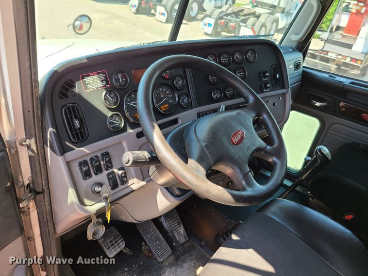 image for item EL9832 2013 Peterbilt 386  semi truck