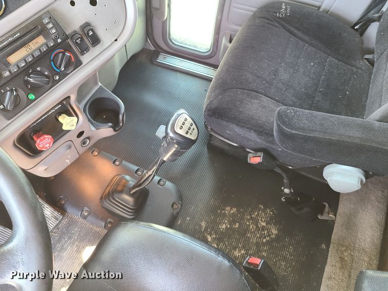 image for item EL9832 2013 Peterbilt 386  semi truck