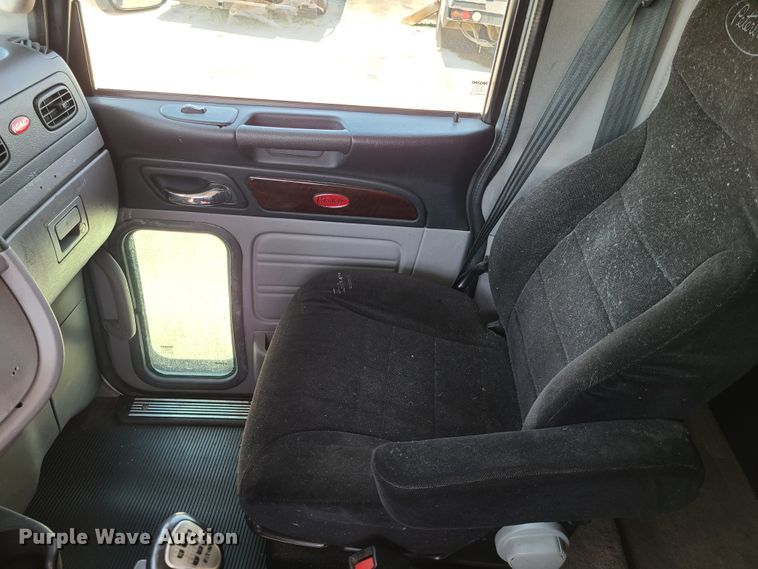 image for item EL9832 2013 Peterbilt 386  semi truck