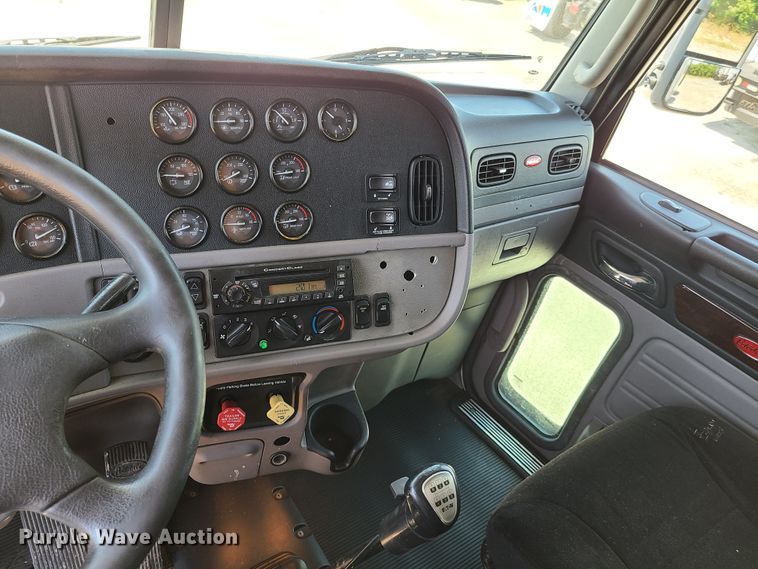 image for item EL9832 2013 Peterbilt 386  semi truck